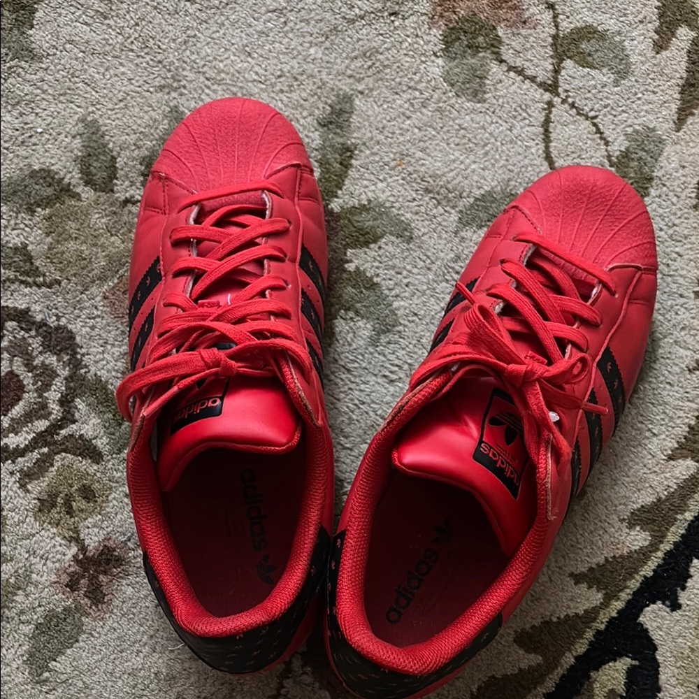 Adidas Red Sneakers Vibrant Low-Top Design